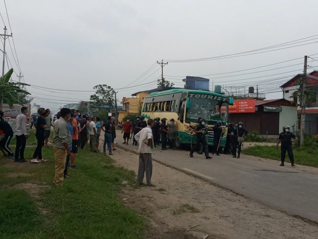 चितवनमा पर्यटक बसको ठक्करबाट आठ वर्षीय बालकको मृत्यु, स्थानीय र प्रहरीबीच झडप