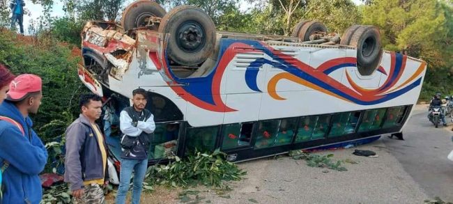 धनगढीबाट बाजुरा जाँदै गरेको बस डडेल्धुरामा दुर्घटना, चार जना घाइते