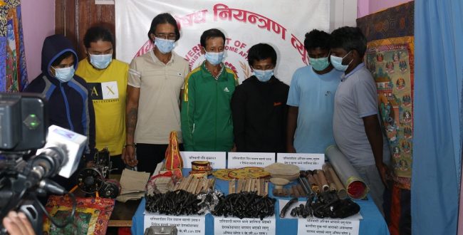 चरेस कारोबार गर्ने ७ पक्राउ