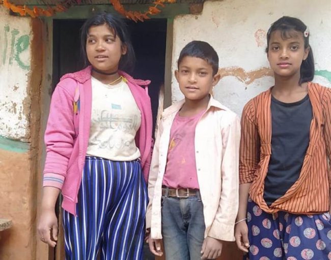 बुबाको मृत्यु र आमाले दोस्रो बिहे गरेपछि १४ वर्षीय संगीता भाइबहिनी पढाउँदै घर सम्हाल्छिन्