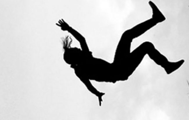 चुनाव प्रचारमा हिँडेका एक जनाको गाडीबाट लडेर मृत्यु