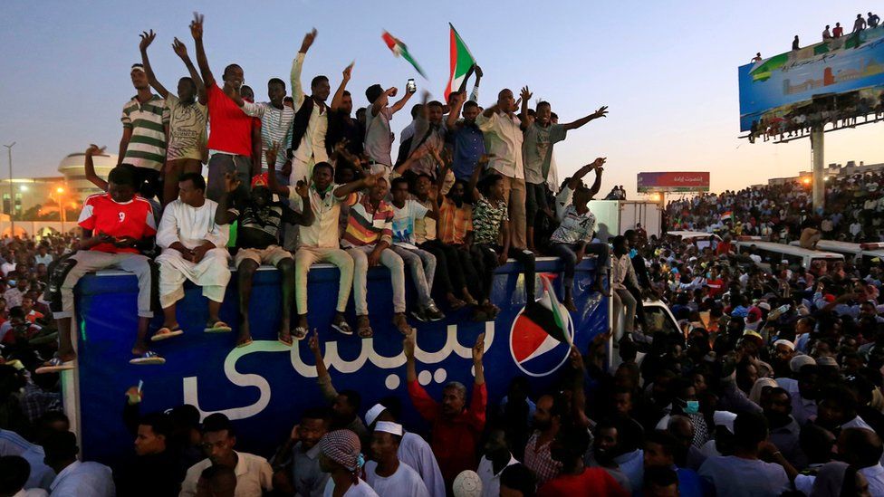 सुडान संकटः सेनालाई कु गर्न दुरुत्साहन गर्दै हजारौं मानिस सडकमा उत्रिए
