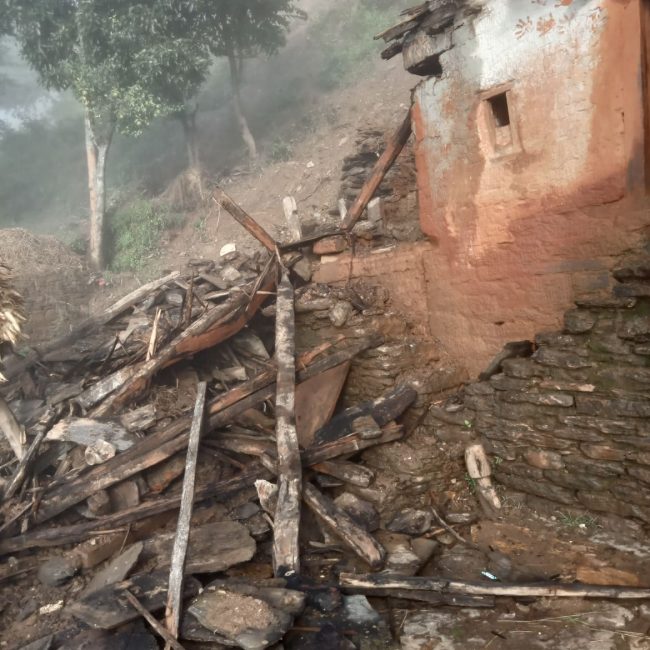 पहिरोले एक दर्जनभन्दा बढी घर भत्किए