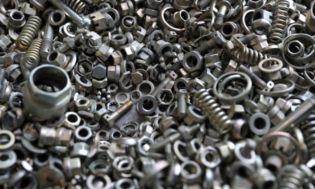 मदिराको कुलत छोडेका व्यक्तिको पेटबाट चिकित्सकले निकाले एक किलो काँटी, पेच र छुरी