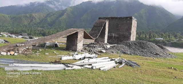 कटारी र हलेसी जोड्ने झोलुंगे पुलको स्ल्याब भत्कियो