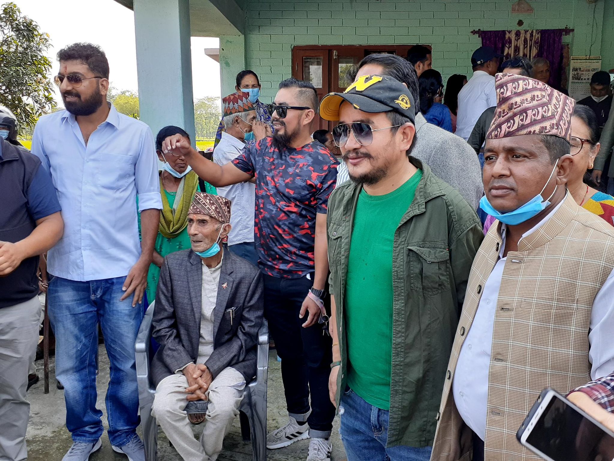 ओलीको झापा भ्रमणः कुमारी लिम्बूले मास्क खोल्न लगाइन्, विल्सनविक्रम राई भेट्नै पुगे