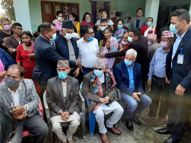 पिताको घरमा केपी ओलीको पौने घण्टा, फेरि प्रधानमन्त्री बन्ने योगदेखि आशिर्वादसम्म