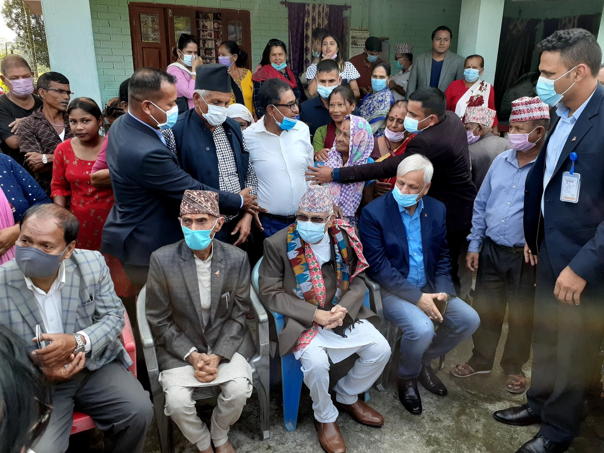 पिताको घरमा केपी ओलीको पौने घण्टा, फेरि प्रधानमन्त्री बन्ने योगदेखि आशिर्वादसम्म