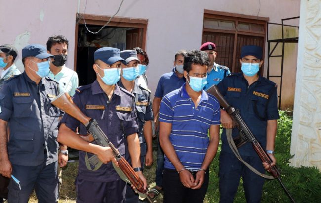 सामूहिक हत्याका अभियुक्त पक्रने प्रहरी पुरस्कृत