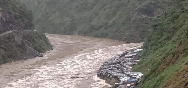 महाकाली नदीमा फसेका पाँच जनाको हेलिकोप्टरबाट उद्धारको तयारी