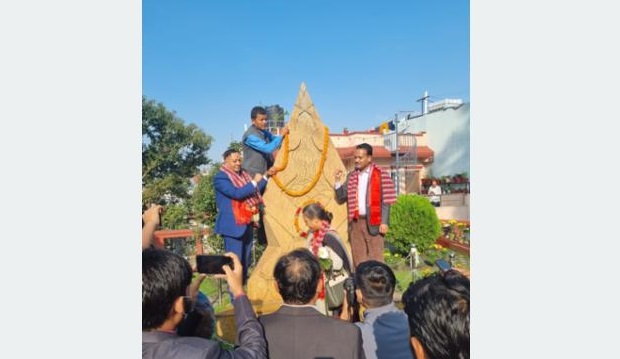 शहीद स्तम्भमा मन्त्रीको माल्यापर्ण