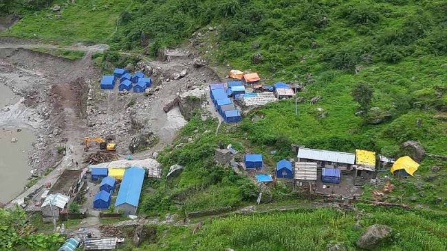 मनाङका बाढीपीडित तीन महिनादेखि घरबारविहीन, पुनर्वासको पर्खाइ