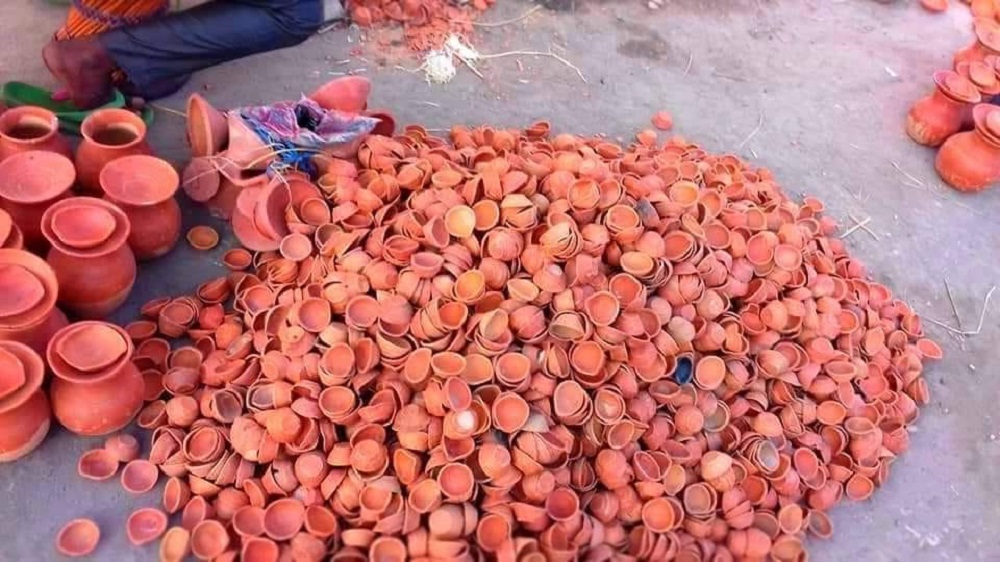 दीपावली आउनै लाग्दा माटोको भाँडा बनाउन भ्याइनभ्याइ