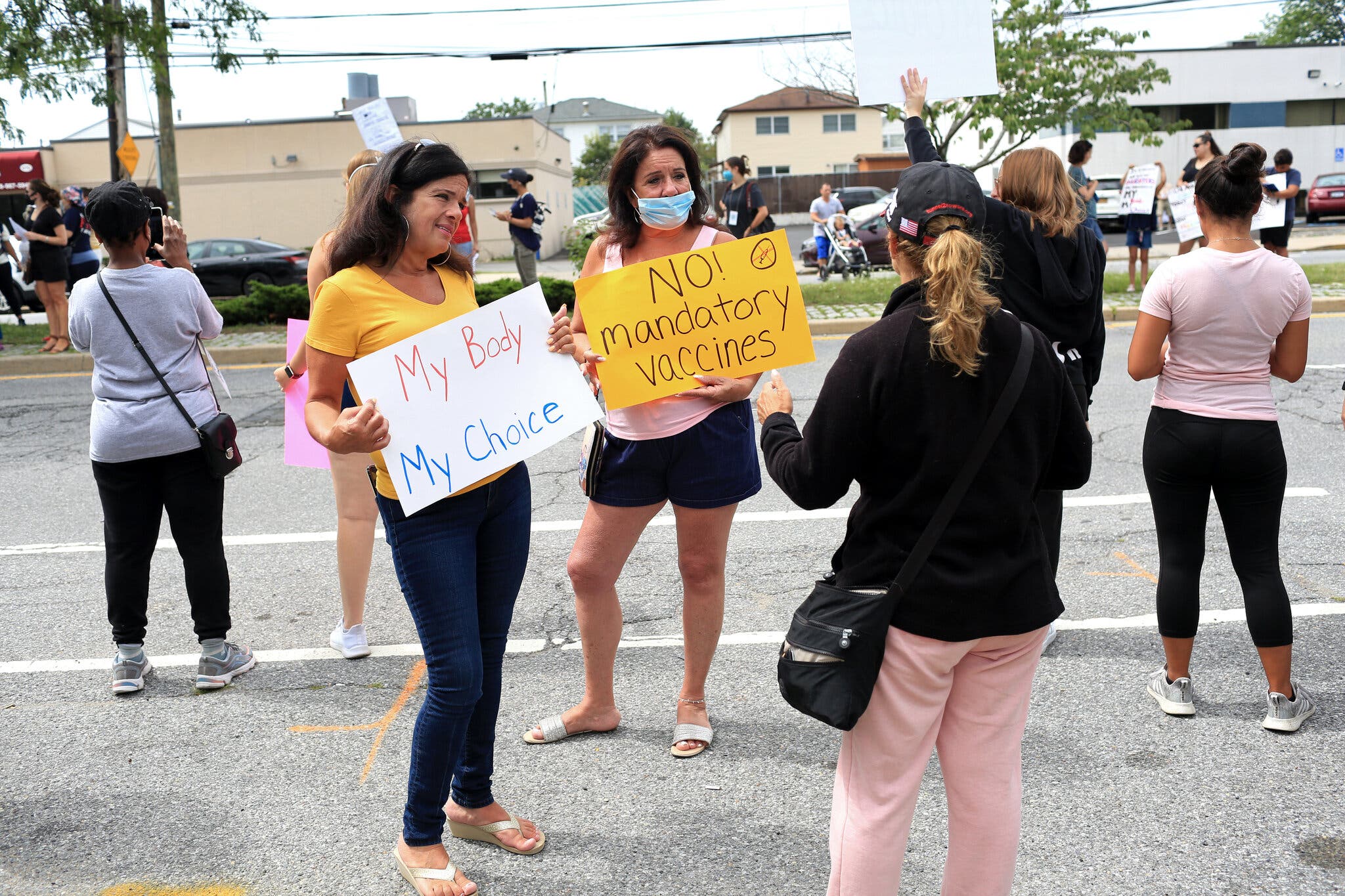 कोरोना खोप लगाउन नमानेपछि कम्पनीले १४०० कर्मचारीलाई जागिरबाट निकालिदियो