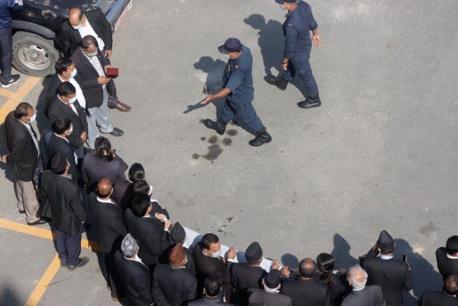 सर्वोच्चमा वकिलले कालोपट्टी बाँधेर गरे प्रदर्शन (तस्वीरसहित)