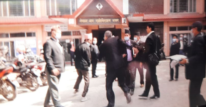 बार परिसरमा वकिलबीच कुटाकुट