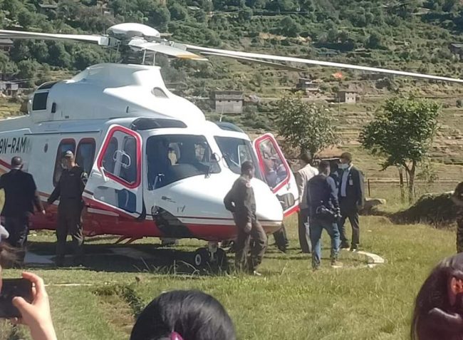 बैतडीको आकाशमा हेलिकोप्टरबाट तीन चक्कर लगाएर फर्किए प्रधानमन्त्री देउवा