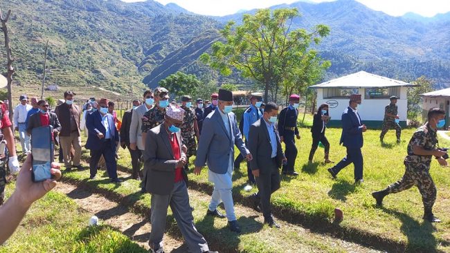 प्रधानमन्त्री देउवाको सुदूरपश्चिम भ्रमण: पीडितसम्म पुगेनन्, १० मिनेटभन्दा बढी कतै बसेनन्