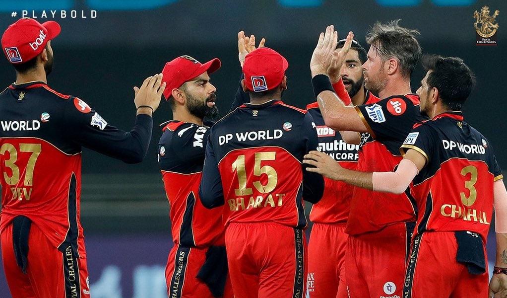 बेंगलोरले दिल्लीलाई ७ विकेटले हरायाे, आईपीएल प्लेअफ समीकरण पूरा