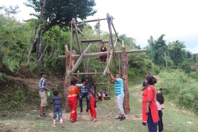 गाउँमा देखिँदैनन् युवा, भेटिँदैन पिङ