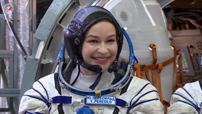 रूसी अभिनेत्री र निर्देशक चलचित्र छायाङ्गनका लागि अन्तरिक्ष स्टेशनमा