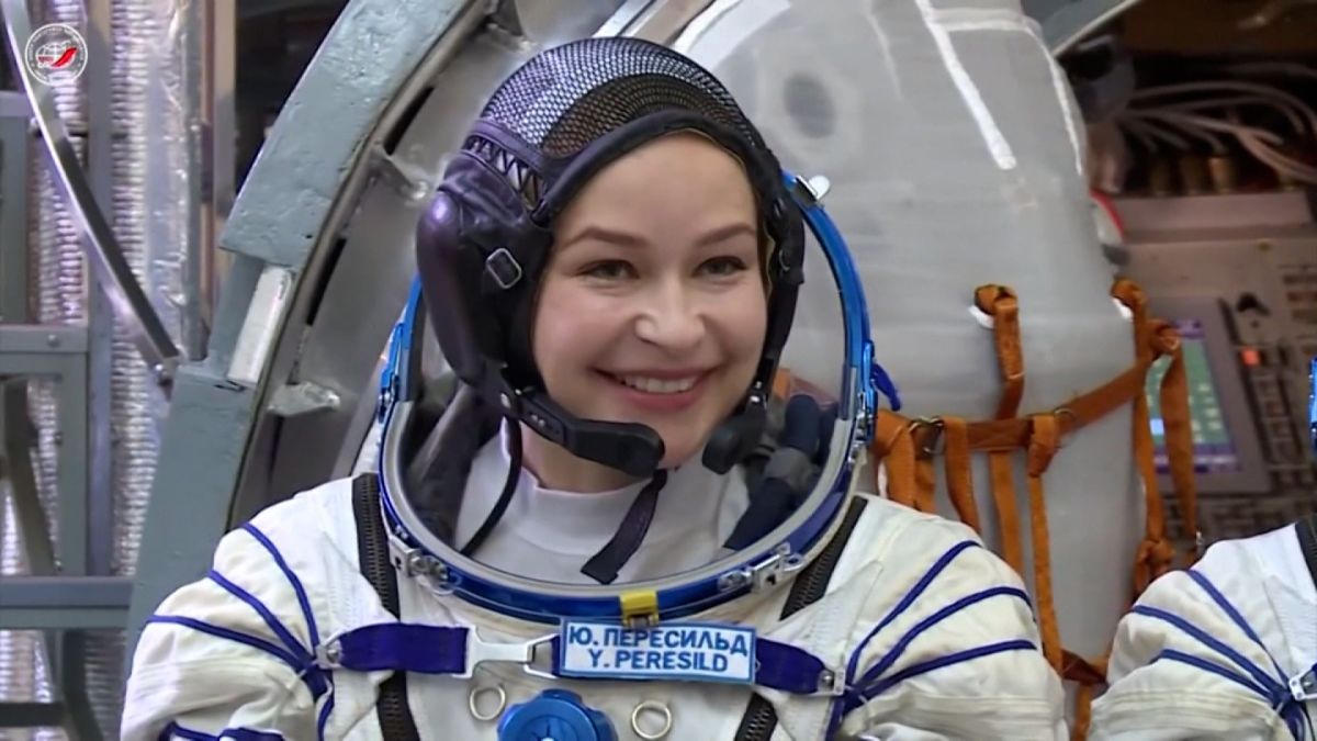 रूसी अभिनेत्री र निर्देशक चलचित्र छायाङ्गनका लागि अन्तरिक्ष स्टेशनमा