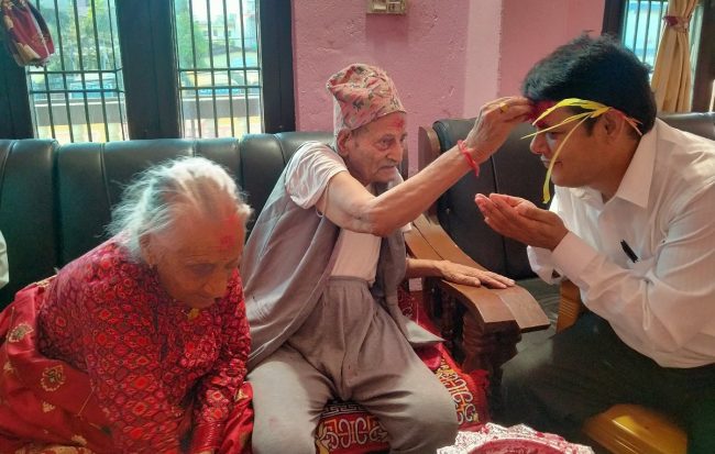 १०५ वर्षीय बृद्ध दम्पतीले लगाइदिए दसैंको टिका