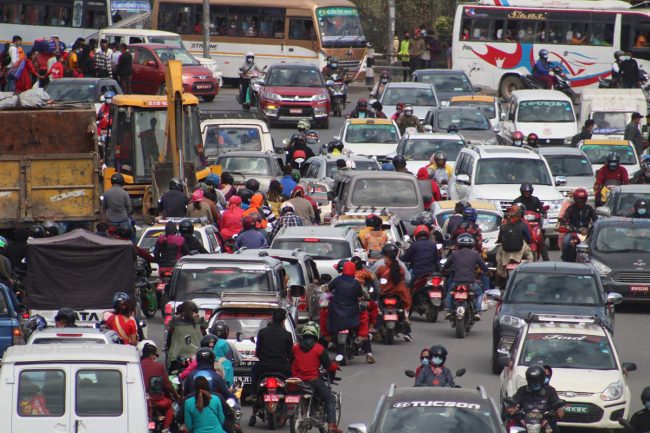 दसैं मनाउन गएकाहरु फर्किन थाले, उपत्यकामा चहलपहल बढ्दै (फोटोफिचर)