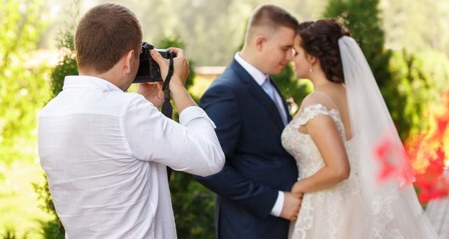 फोटोग्राफरले बेहुलाकै अगाडि बिहेको सबै फोटो डिलिट गरिदिए, निकै गजबको छ कारण