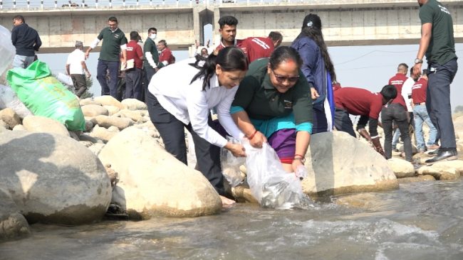 रासायनिक र प्लाष्टिकजन्य फोहोरले माछा घटे, तिनाउमा एक लाख माछा छाडिए