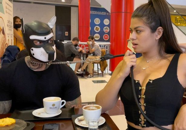 श्रीमानलाई कुकुरझैं बाँधेर डोर्याउँदै बजार घुम्दै फोटो खिच्दै