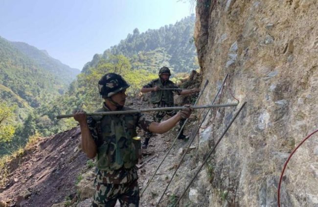 रोल्पाको सुलिचौर–अरेस–प्युठान सडकखण्डको कडा चट्टान फोर्दै नेपाली सेना