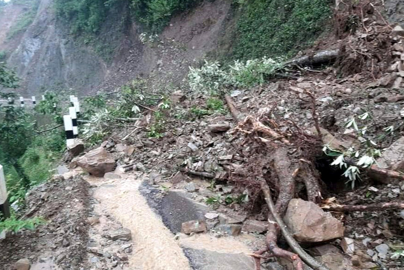 पहिरोले सडक अवरुद्ध हुँदा नवदुर्गा ३ का स्थानीय सास्ती भोग्दै