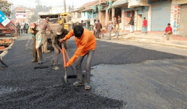गोदावरी सडकमा खाल्डैखाल्डा