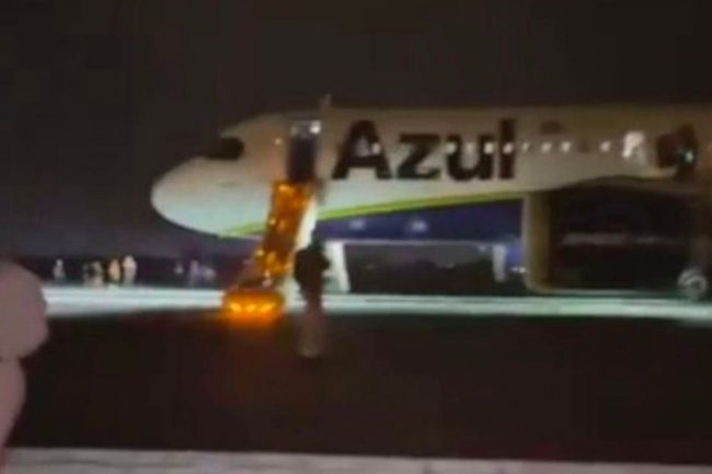 उड्न लागेको विमानका यात्रुहरुलाई कर्मचारीले भनिन् ‘सक्दो छिटो भाग्नुस्, विमान पड्किन सक्छ’