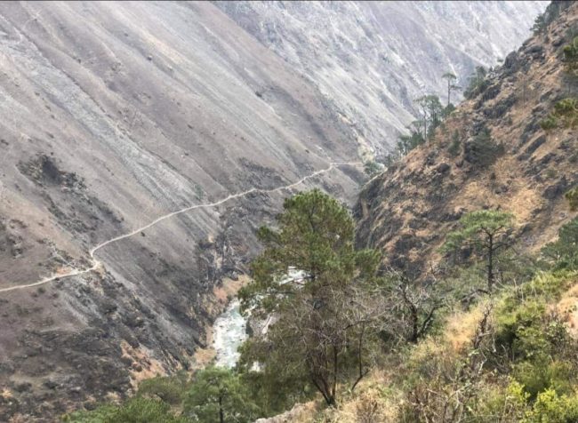 तीन वर्षीया छोरी बोकेर माइती हिँडेकी ईश्वरी खोलामा खसेर बेपत्ता