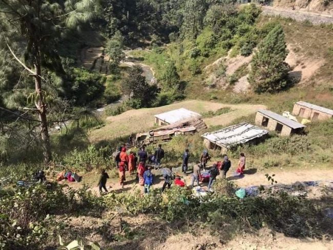सल्यान बस दुर्घटनाः मृतक १२ मध्ये आठ जनाको खुल्यो पहिचान (अपडेट)