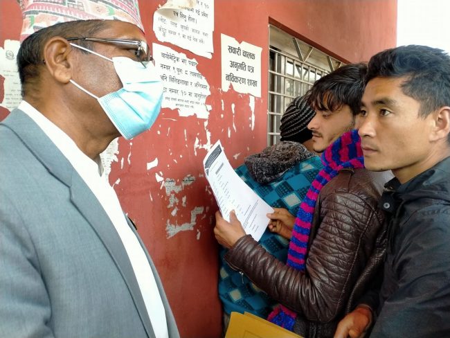 मुख्यमन्त्री शाहीद्वारा यातायात कार्यालयको आकस्मिक अनुगमन