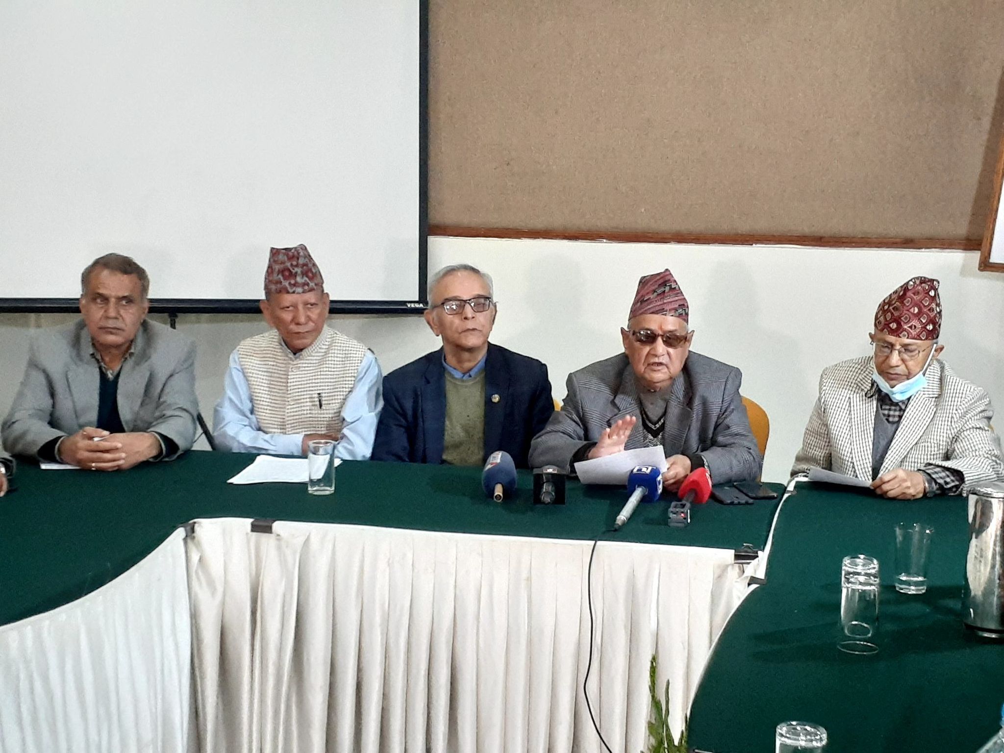 पूर्वन्यायाधीशहरुले भनेः प्रधानन्यायाधीशलाई महाअभियोग लगाऊ