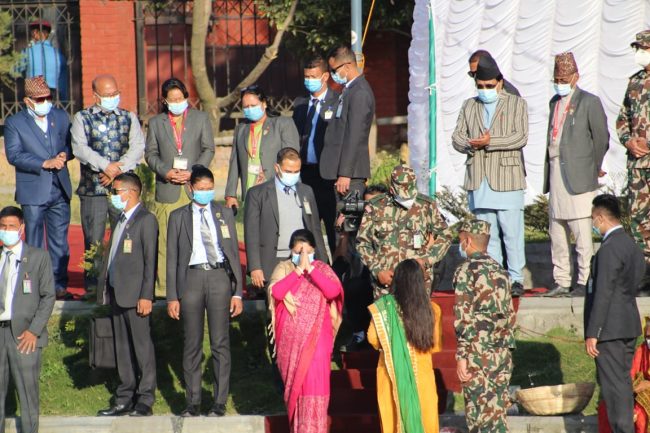 राष्ट्रपतिद्वारा सूर्यलाई अर्घ्य दिएर कमलपोखरीमा छठ पूजा (फोटोफिचर)