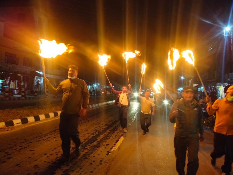 पेट्रोलियम पदार्थको मूल्य वृद्धिको विरोधमा विप्लव समूहको मसाल जुलुस