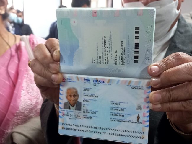 इ-पासपोर्ट सार्वजनिक, पहिलो इ-पासपोर्ट सत्यमोहन जोशीलाई