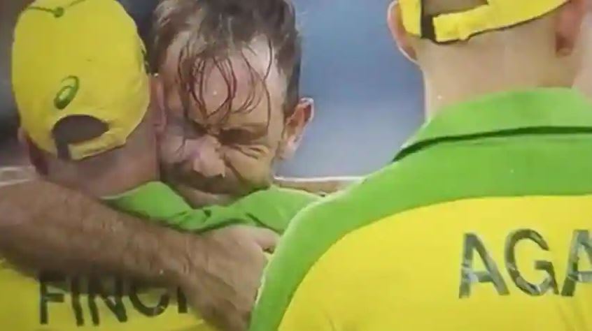 अन्तिम चौका हानेपछि कप्तानलाई अंगालो हालेर धरधरी रोए म्याक्सवेल