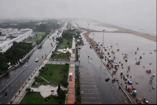 चेन्नईमा भीषण वर्षा, शहर जलमग्न भएपछि विद्यालय र कलेज बन्द