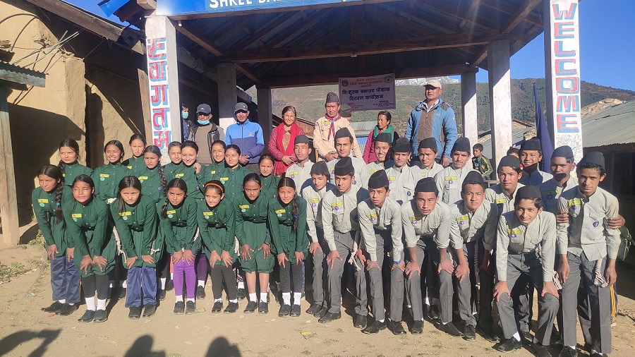 ६४ विद्यार्थीलाई स्काउट पोसाक