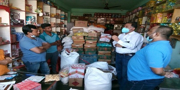 अनुगमन टोलीद्धारा म्याद नाघेका सामान बेच्ने व्यापारीलाई कारबाही