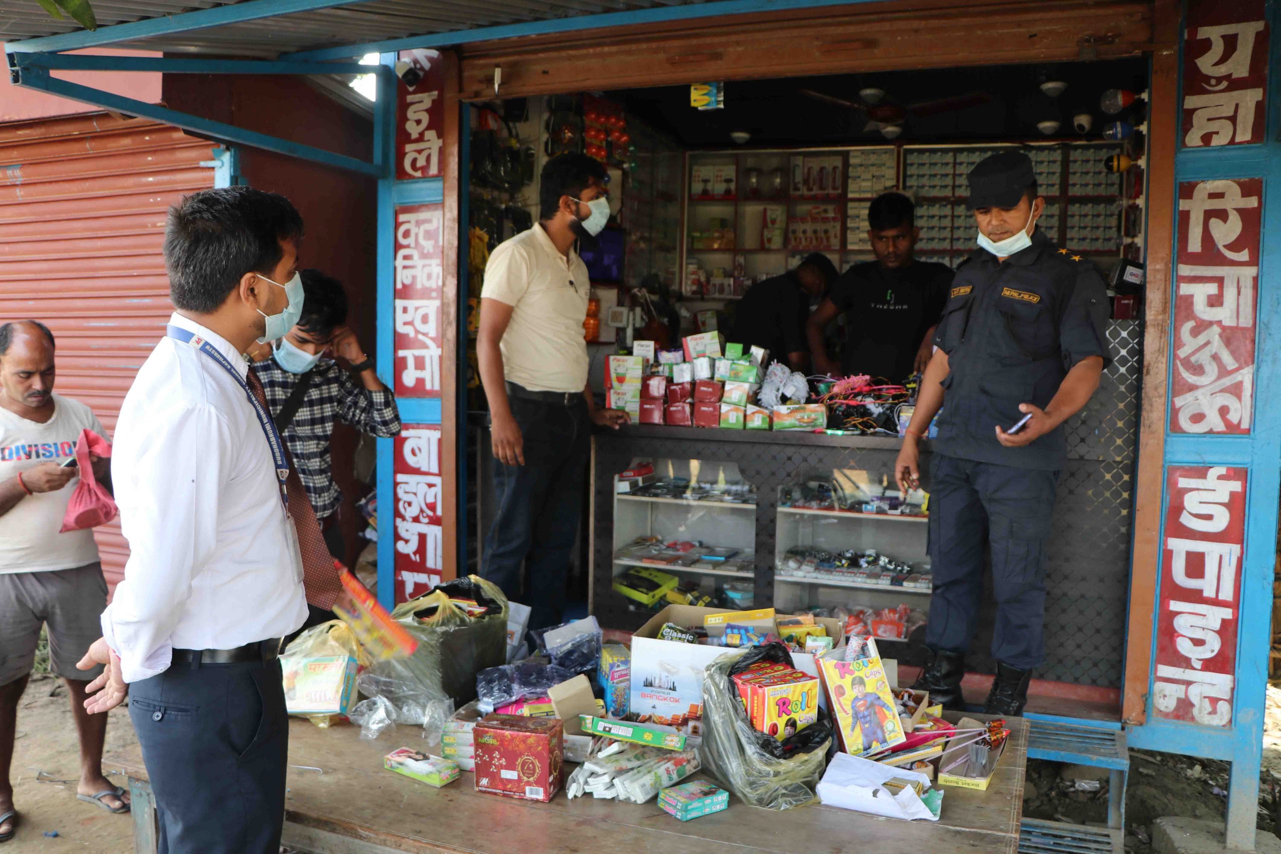 जनप्रतिनिधिको पसलमै अवैध पटाका