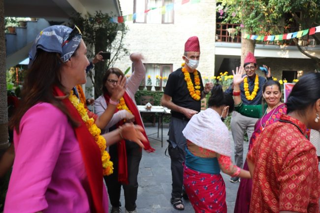 पर्यटकको निधारमा सप्तरंगी टीका