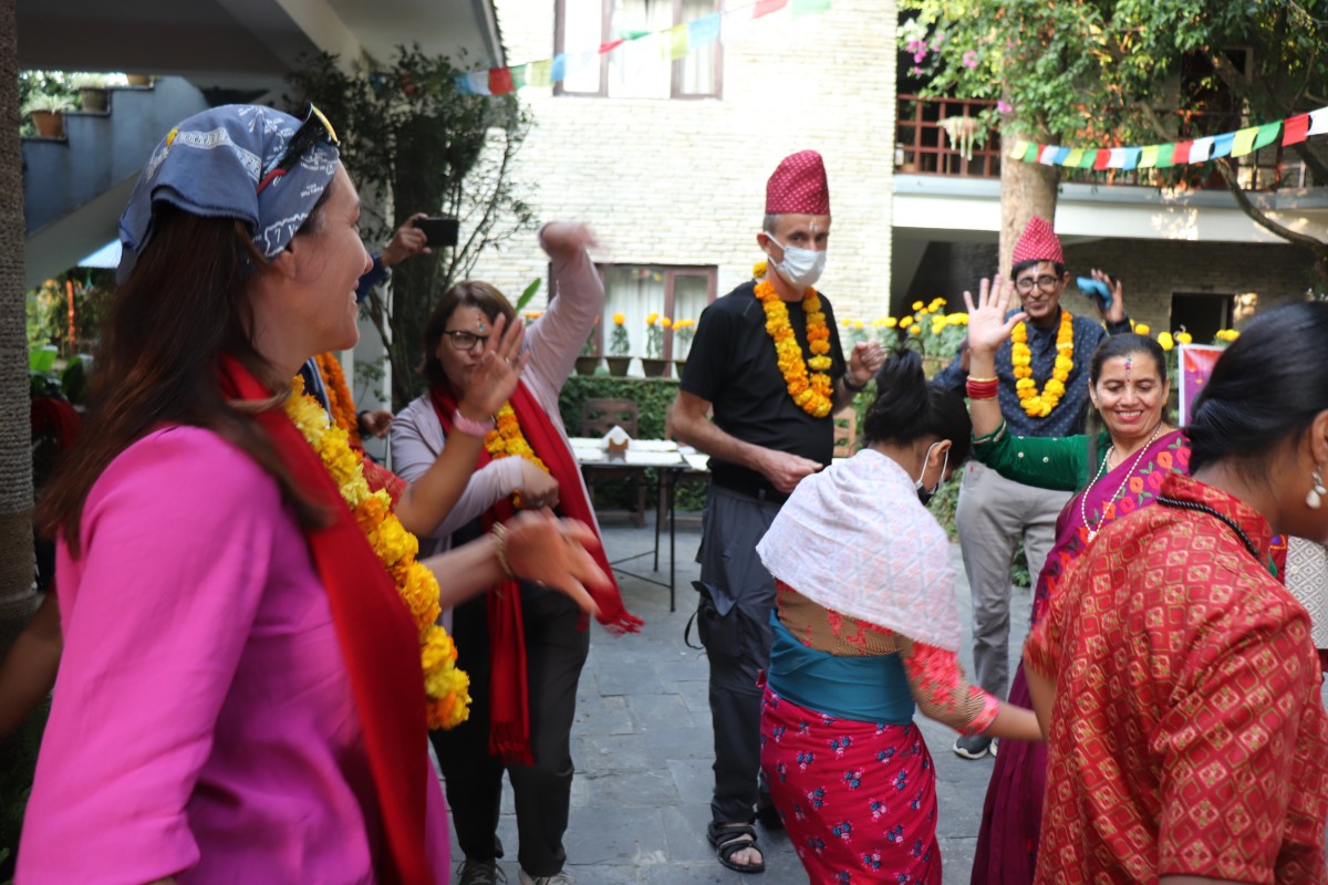 पर्यटकको निधारमा सप्तरंगी टीका