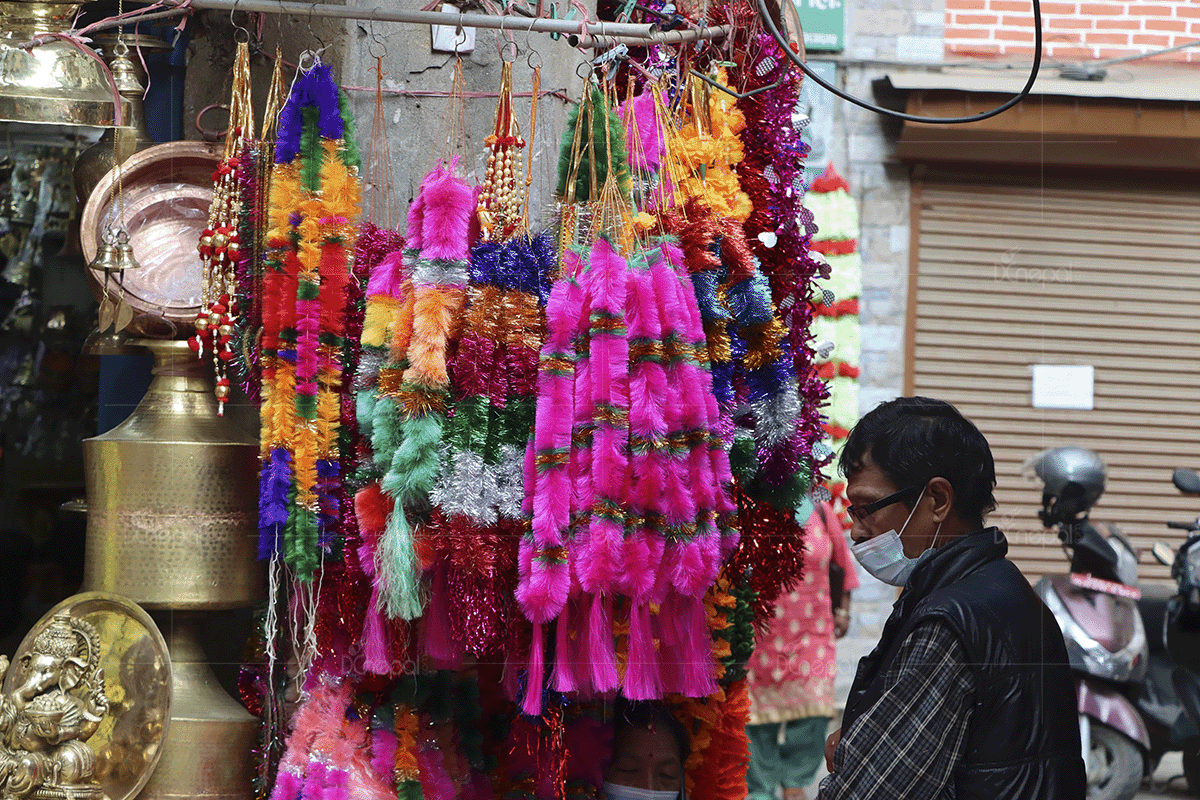 तिहारको आगमनसँगै रंगिन थाले काठमाडौंका बजार (फाेटाेफिचर)